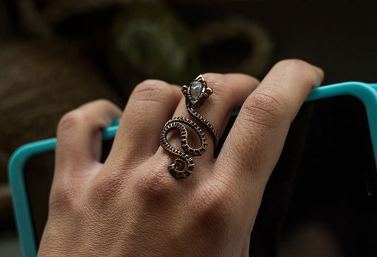 DIY Copper Snake Ring. Free wire wrapping tutorial