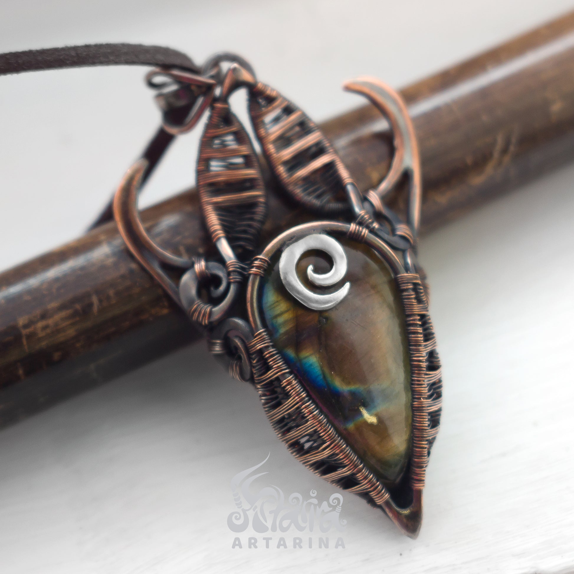 Big copper wire wrapped pendant with beautiful labradorite pic 3