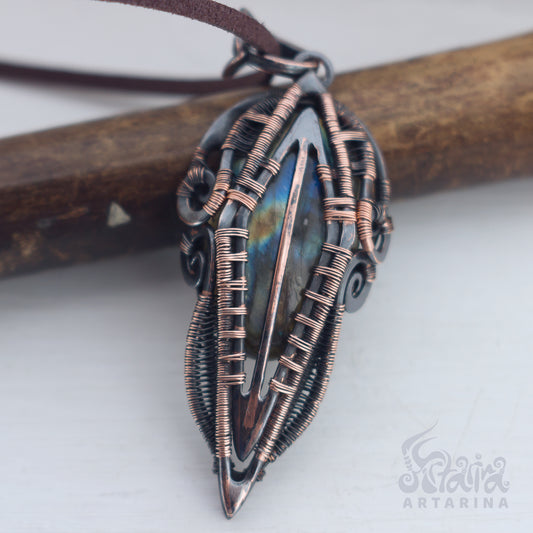 Fantasy wirework necklace with multiflash labradorite stone pic 1