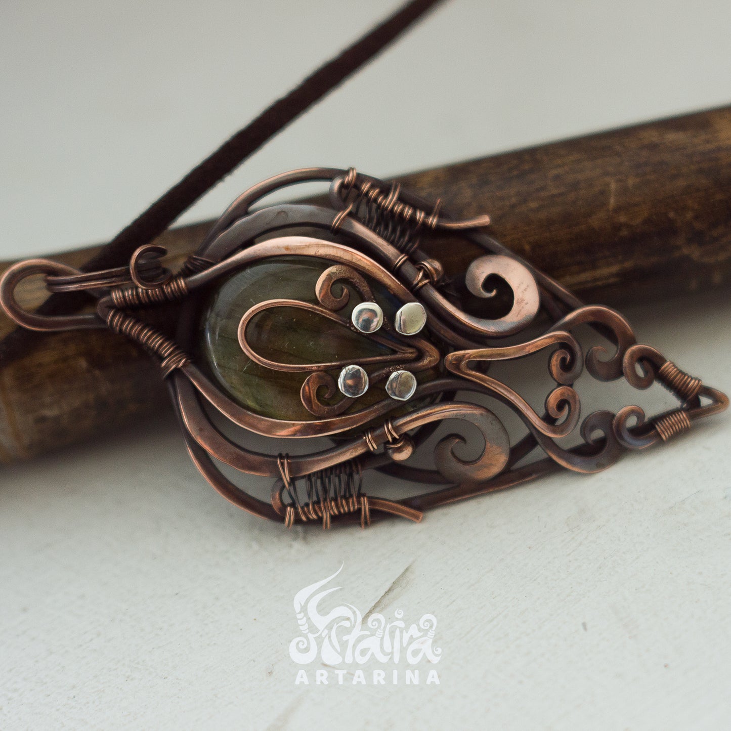 Magic 1001 nights jewelry antiqued pendant with natural labradorite