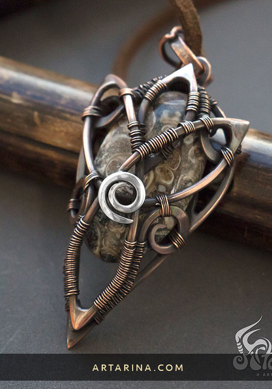 Triquetra brown fosill necklace
