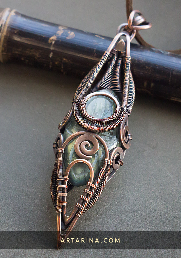 carveg gemstone necklace pendant