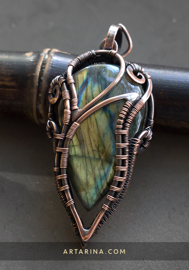 Green labradorite wire wrap pendant
