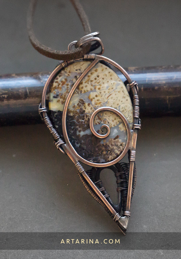 Wire wrap jewelry pendant