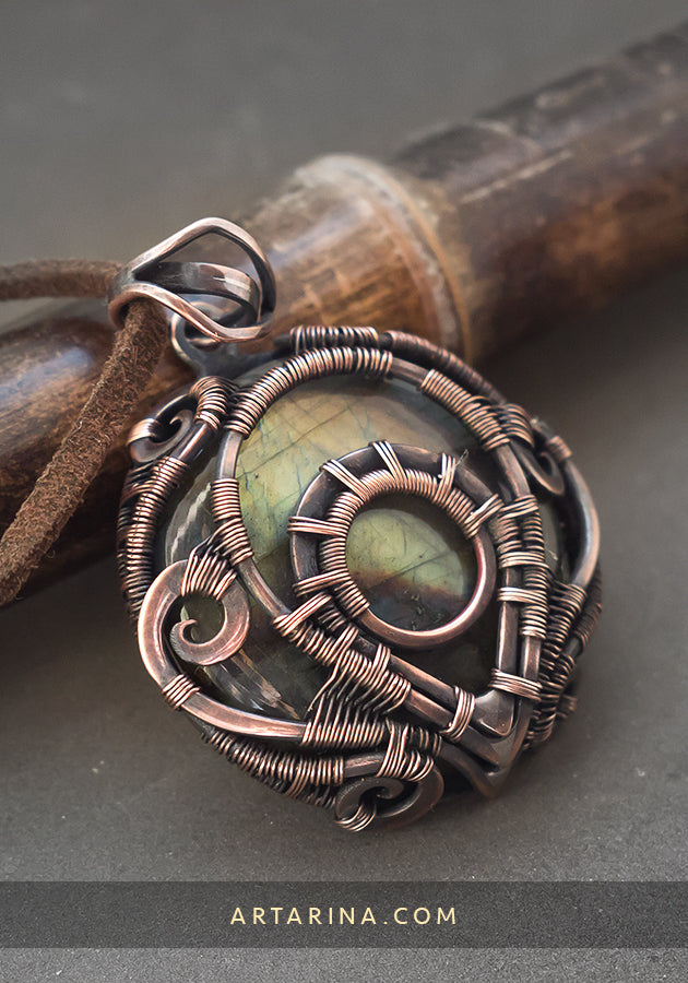 Round labradorite stone necklace