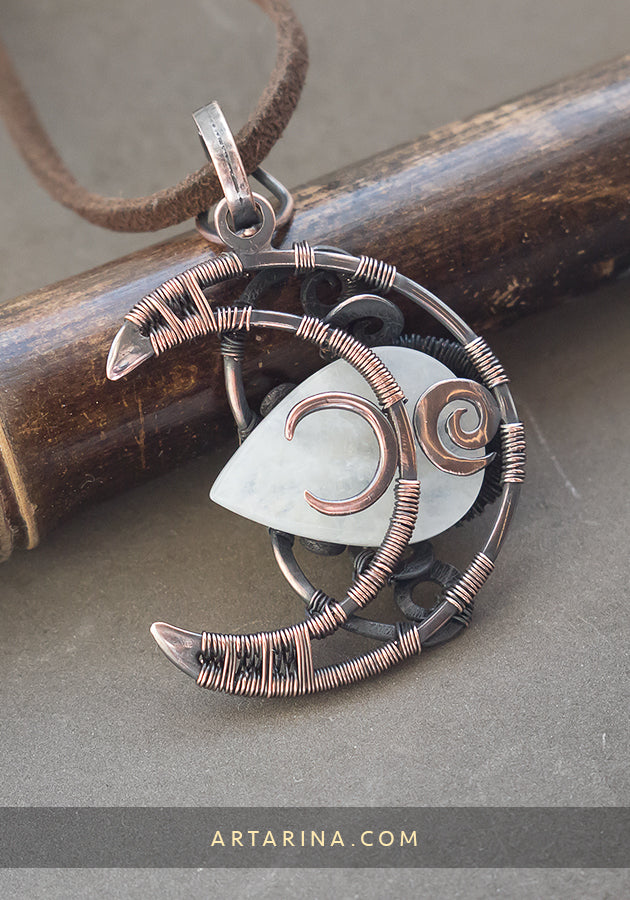 Moon shape moonstone necklace