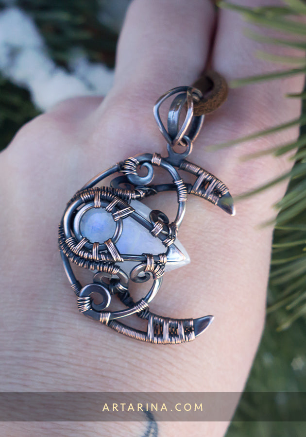 Moon shape moonstone necklace