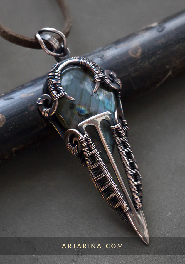 Wire pendant with labradorite stone