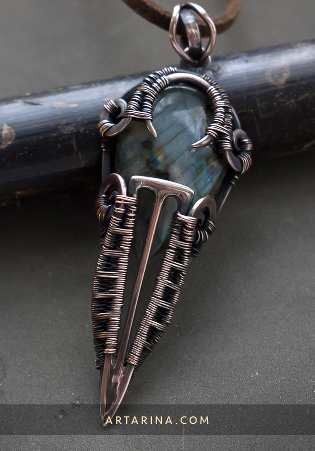 Wire pendant with labradorite stone
