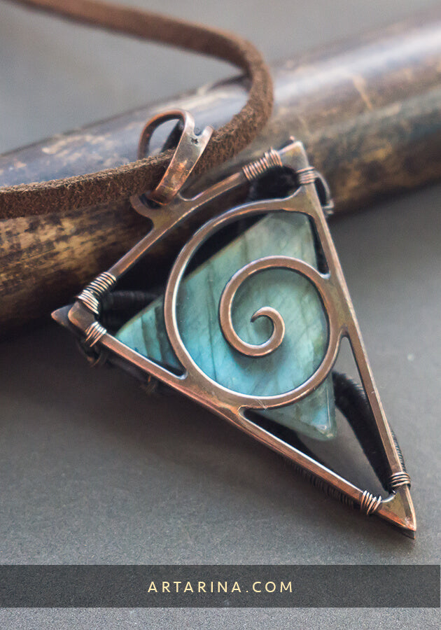 back side triquetra pendant