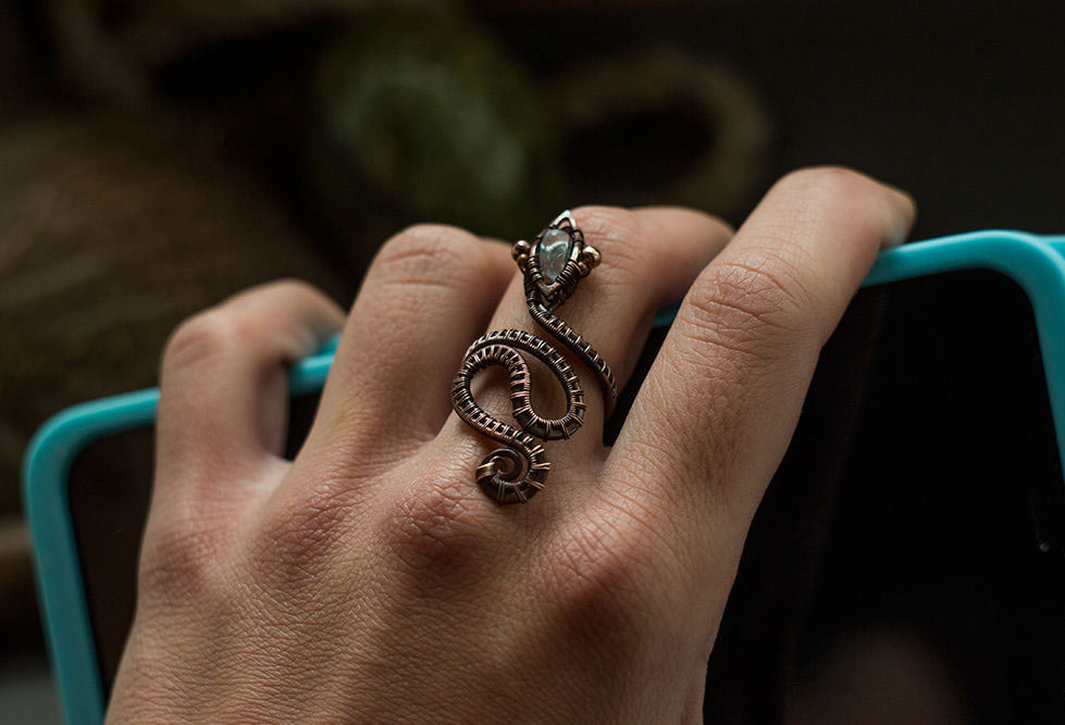 DIY Copper Snake Ring. Free wire wrapping tutorial