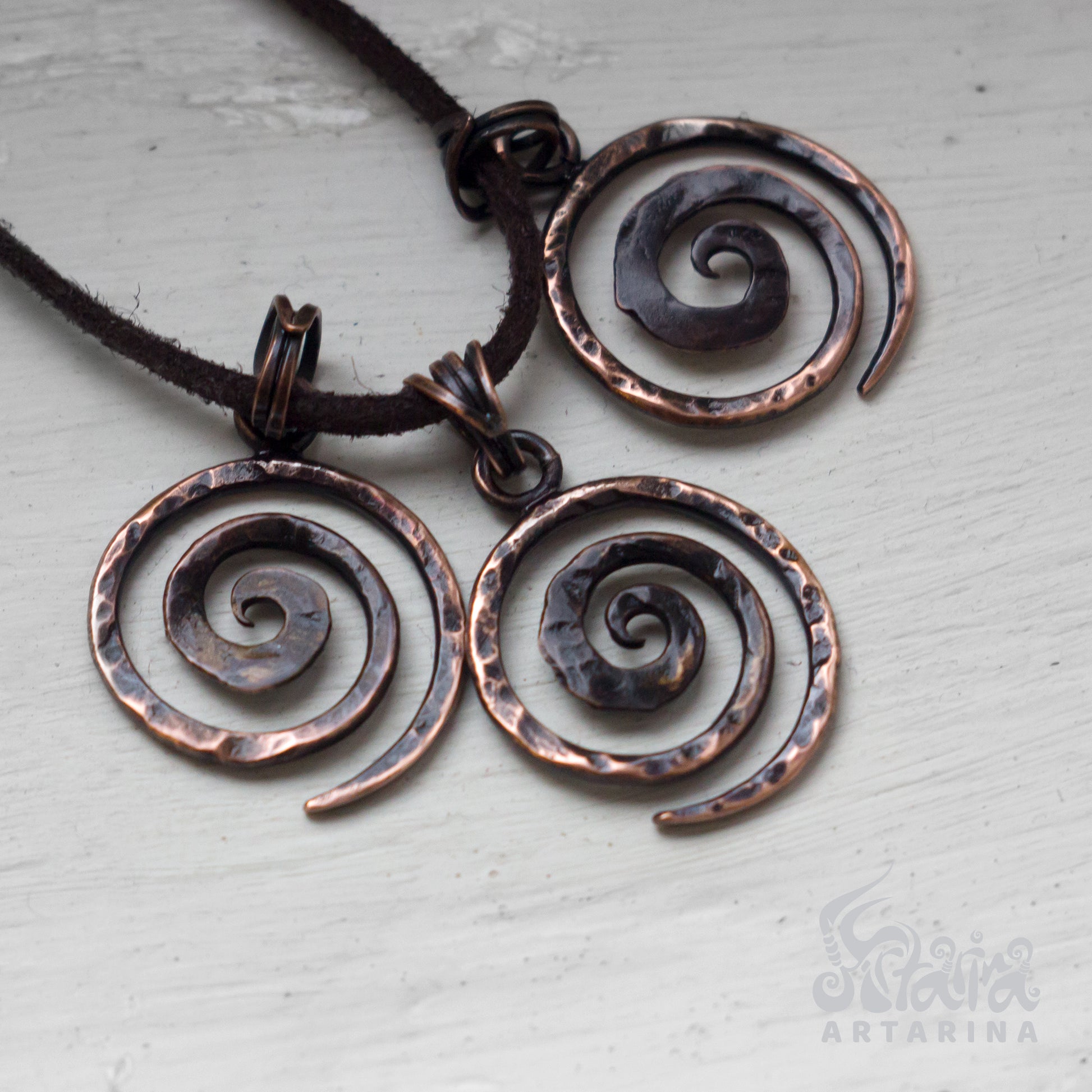 Copper hammered statement spiral necklace / rustic spiral jewelry pic 2