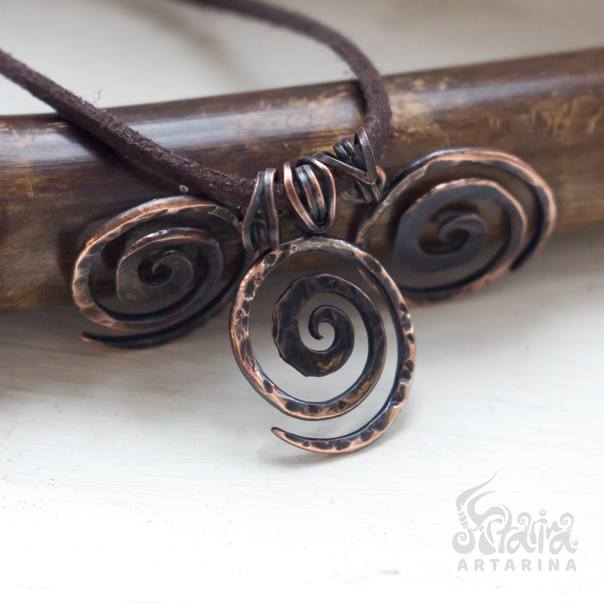Copper hammered statement spiral necklace / rustic spiral jewelry pic 1