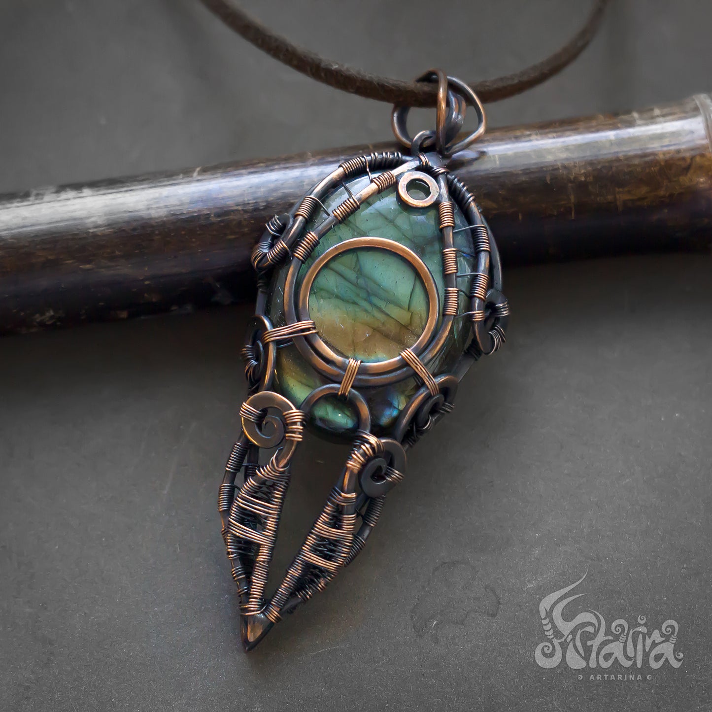 Copper wire necklace with labradorite gemstone