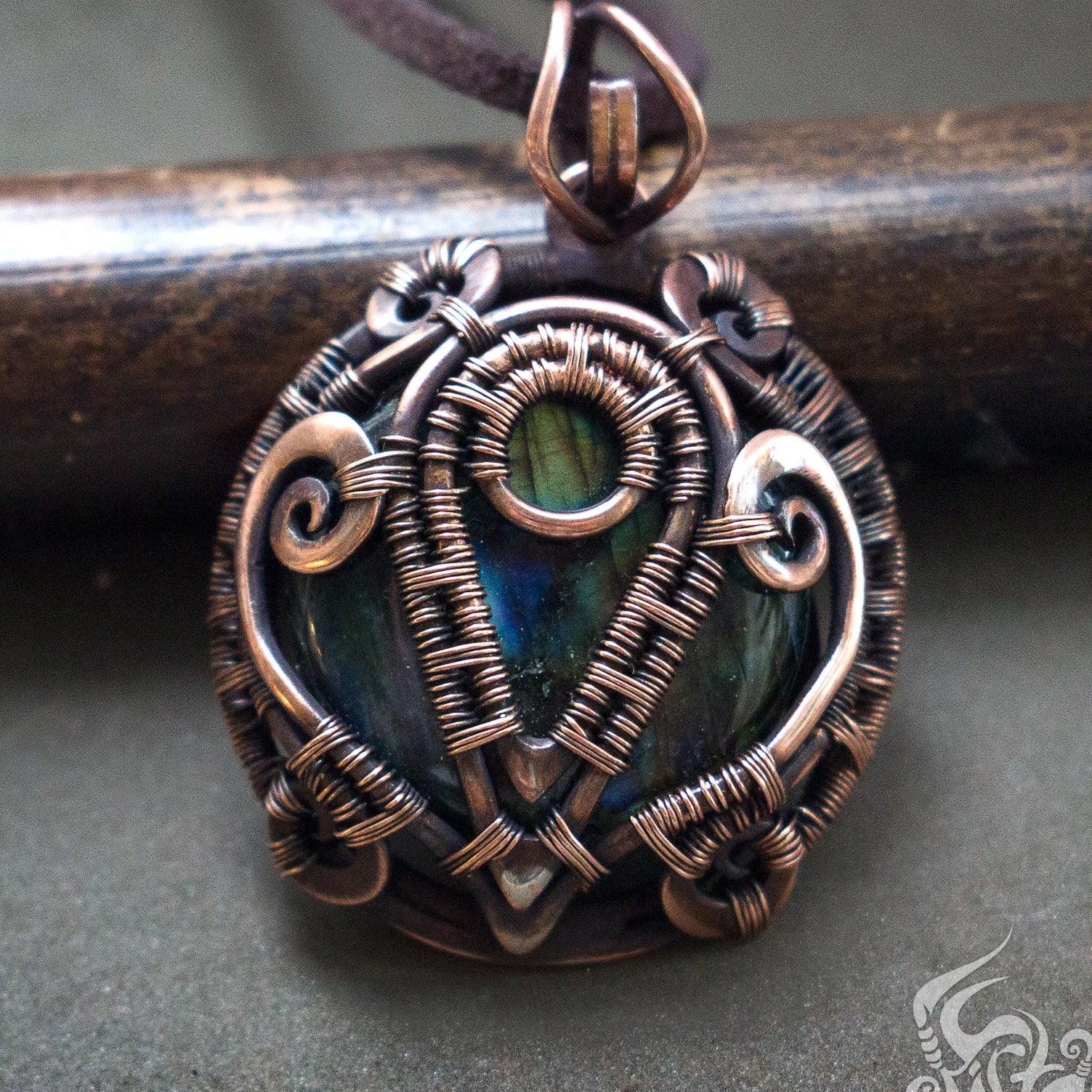 Round victorian steampunk handmade necklace with labradorite stone pic 1