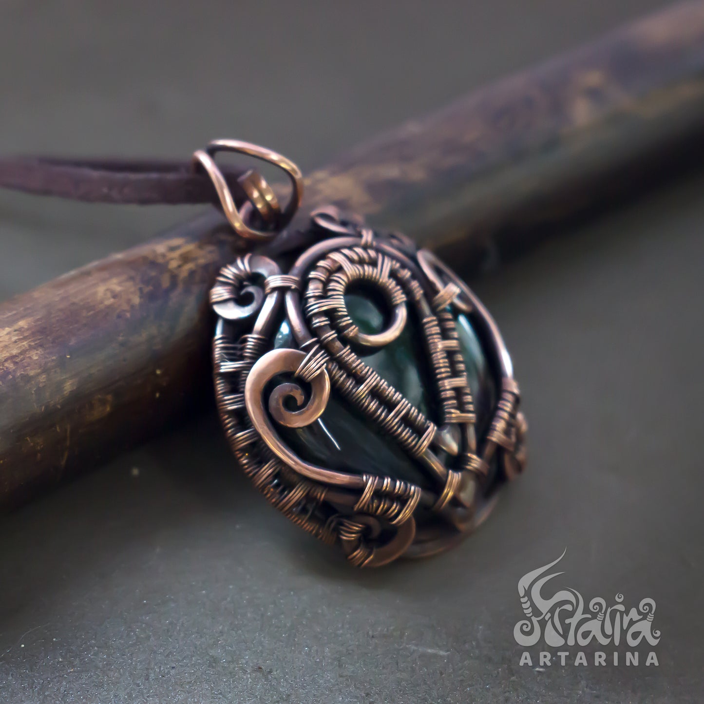 Round victorian steampunk handmade necklace with labradorite stone pic 3