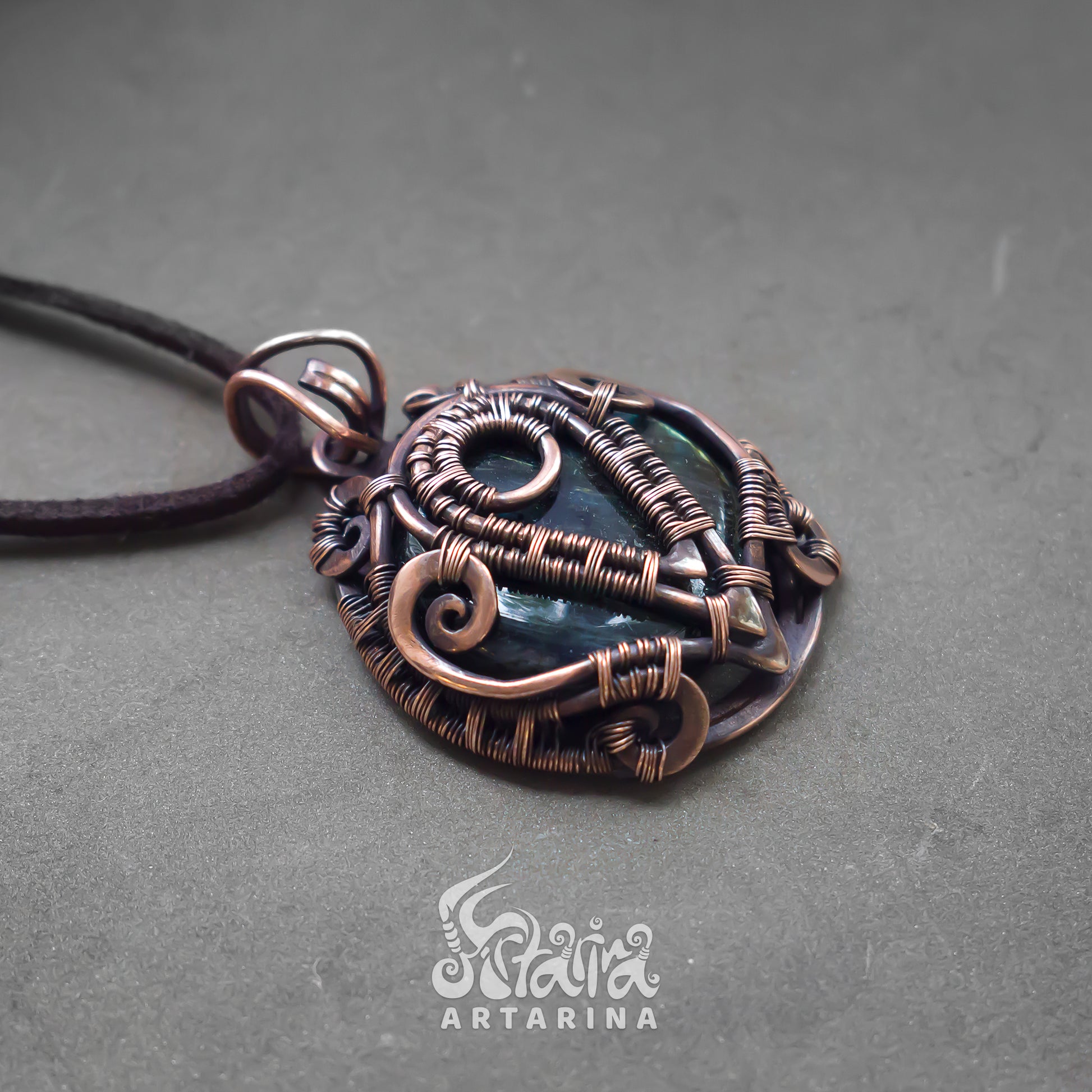 Round victorian steampunk handmade necklace with labradorite stone pic 4
