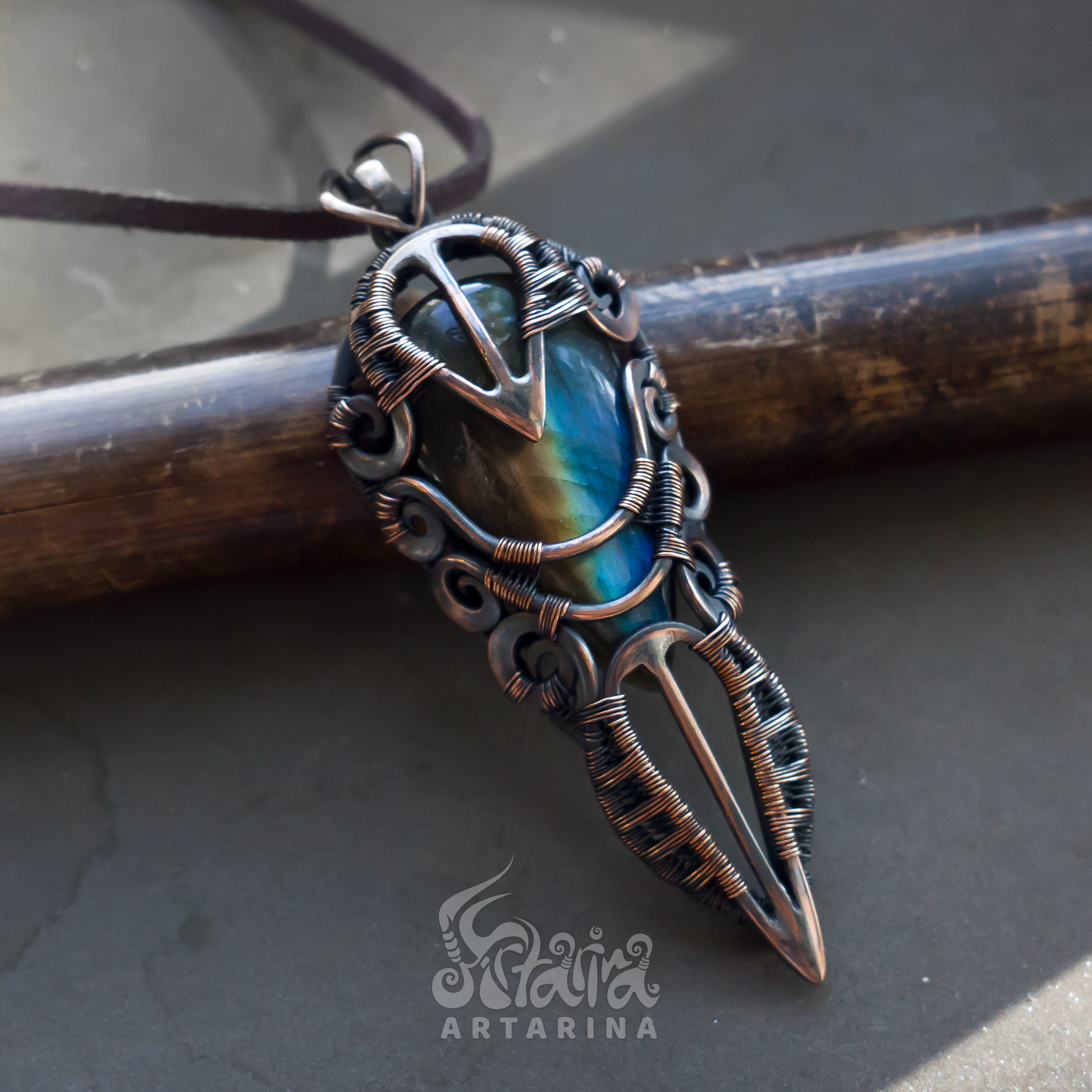 copper wire handmade necklace with rainbow labradorite stone pic 4
