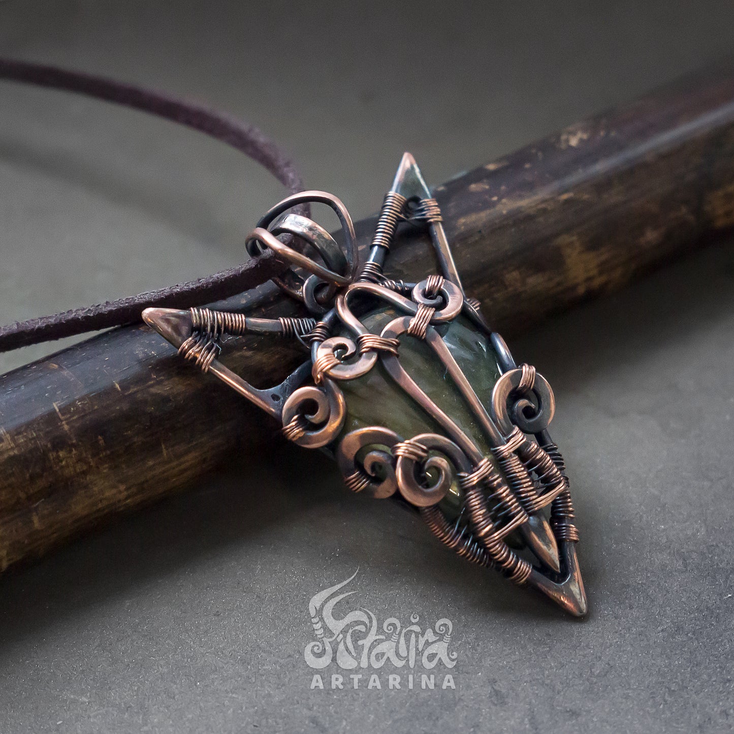 Handmade steampunk design pendant necklace with natural labradorite stone pic 2
