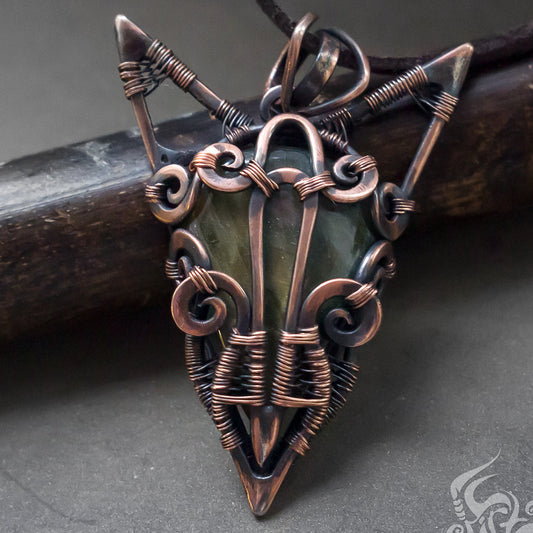Handmade steampunk design pendant necklace with natural labradorite stone pic 3