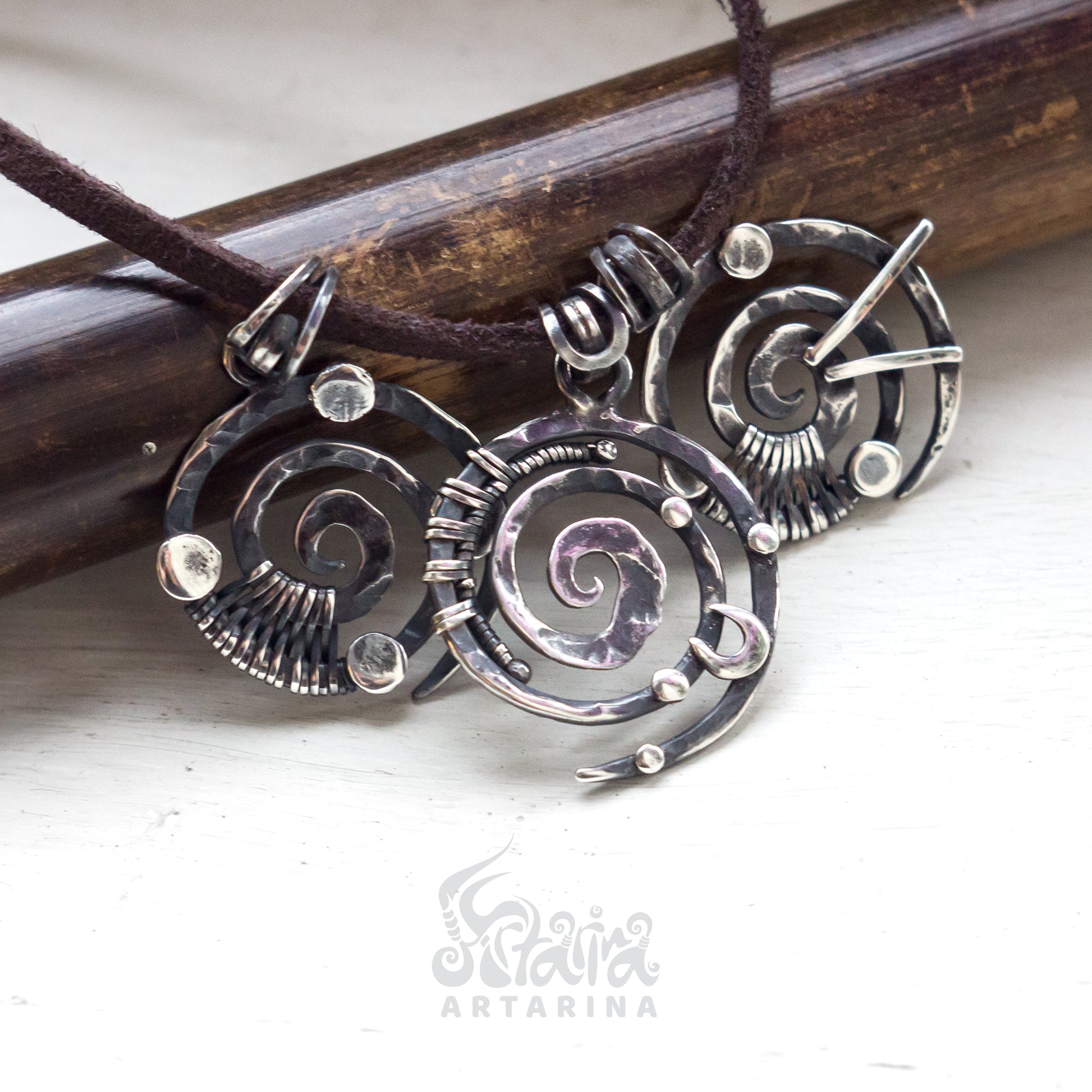 Handmade hand forged wire wrapped industrial style spiral necklace. pic 4