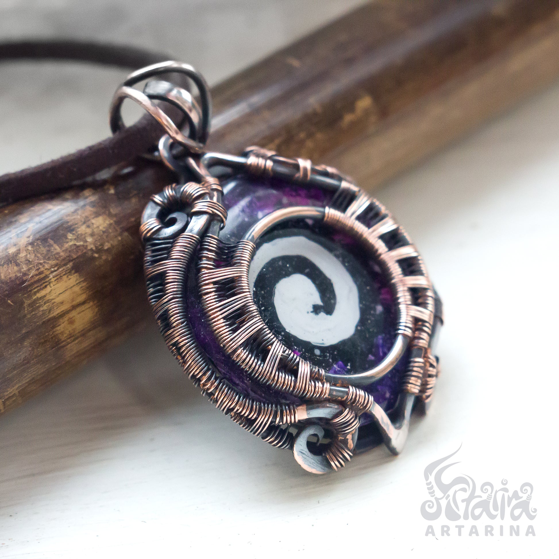 Wire wrapped round space pendant with spiral pic3