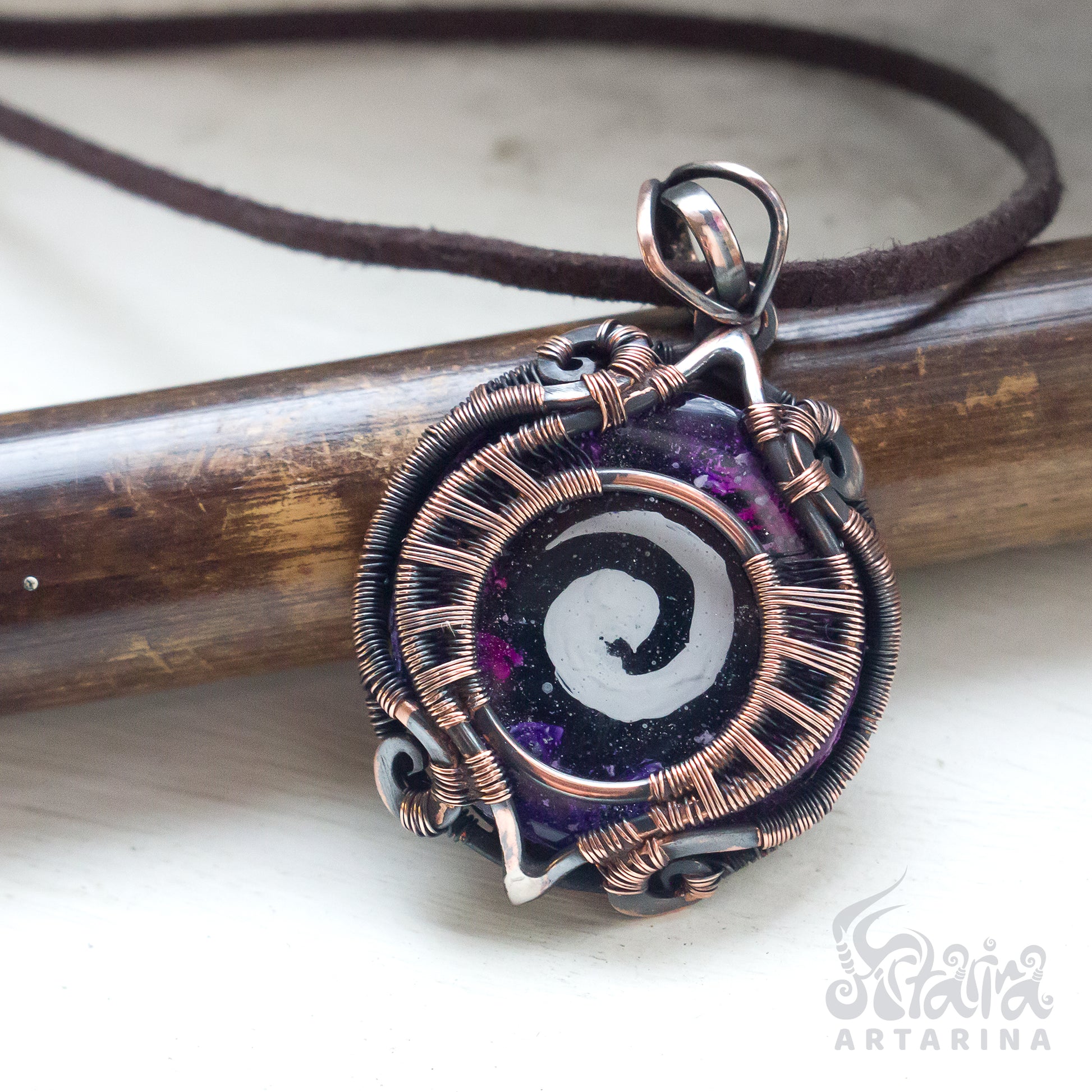 Wire wrapped round space pendant with spiral pic4