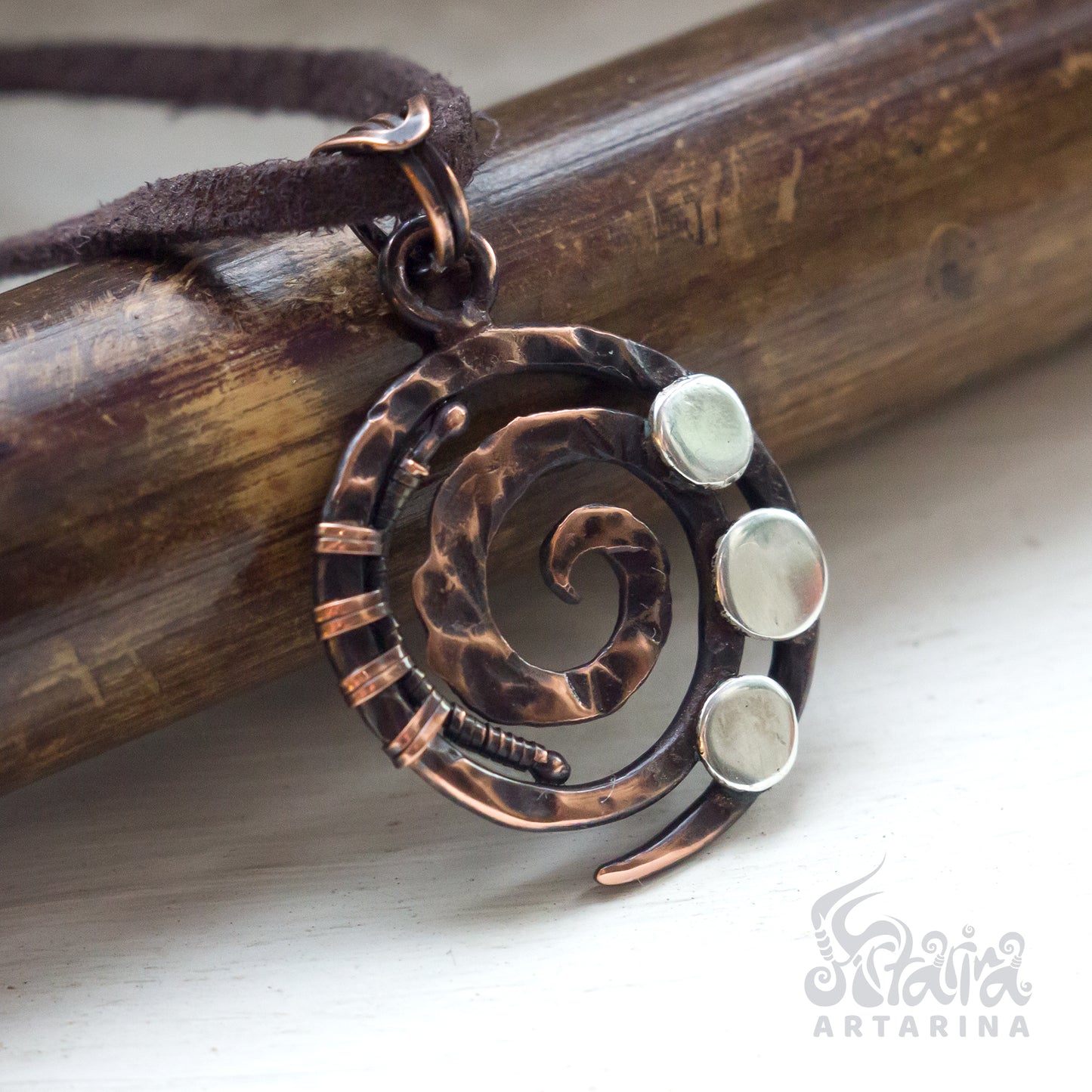 Minimalist simple spiral wire wrpaped necklace pic 2