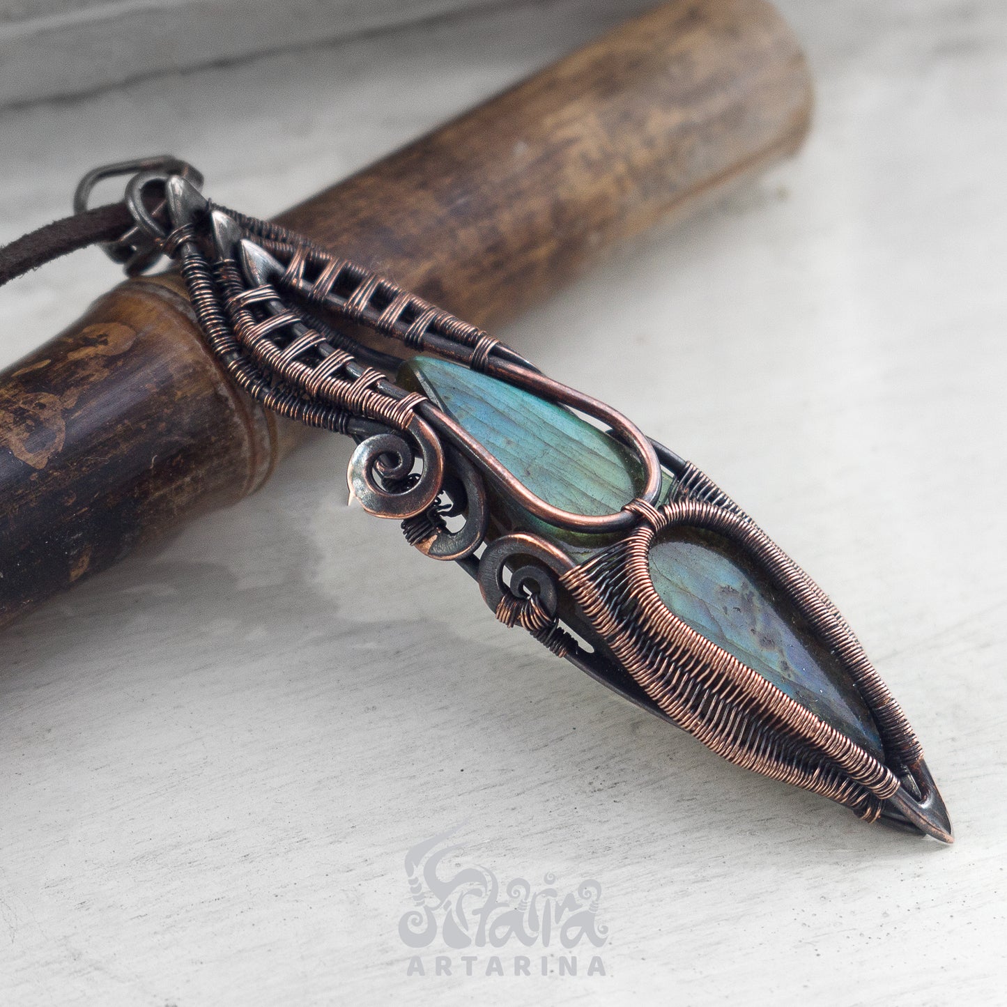 Long green shiny labradorite copper fantasy epic style necklace pic 3