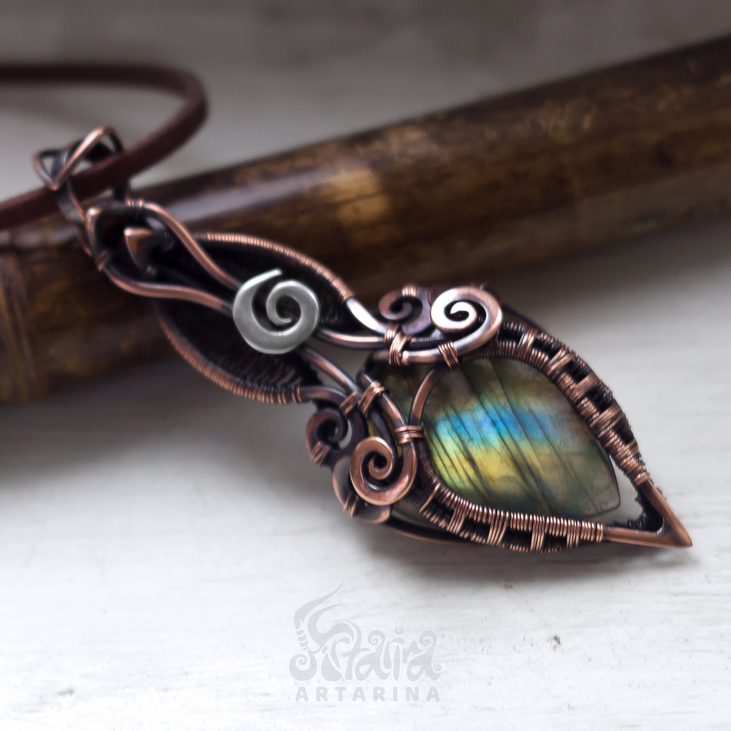 Fantasy fairy garden green brightn labradorite necklace