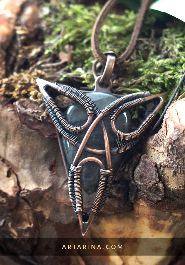 Triquetra symbolical symbol jewelry necklace
