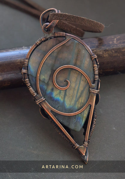 wire wrapped labradorite stone