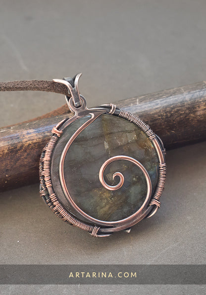 Round labradorite stone necklace