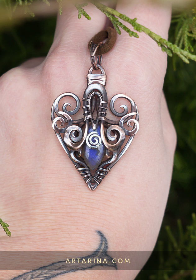 Wire wrapped jewelry pendant with stone