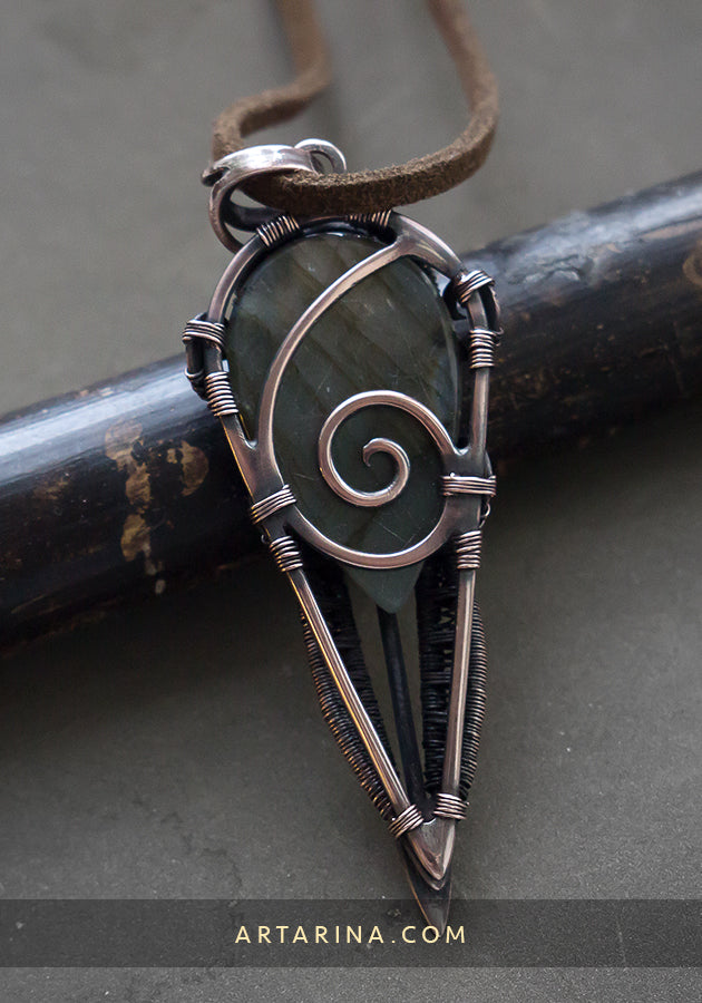 Wire pendant with labradorite stone