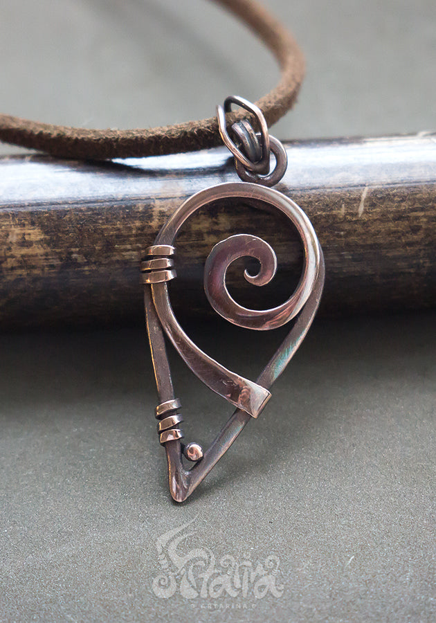 Small spiral shaped copper wire wrapped simple necklace Small copper wire wrapped pendant Minimalist designer wire wrap jewelry Unique oxidized copper crystal necklace by artarina