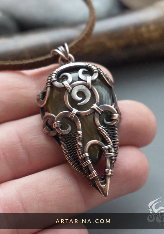 Wire wrapped pendant with labradorite